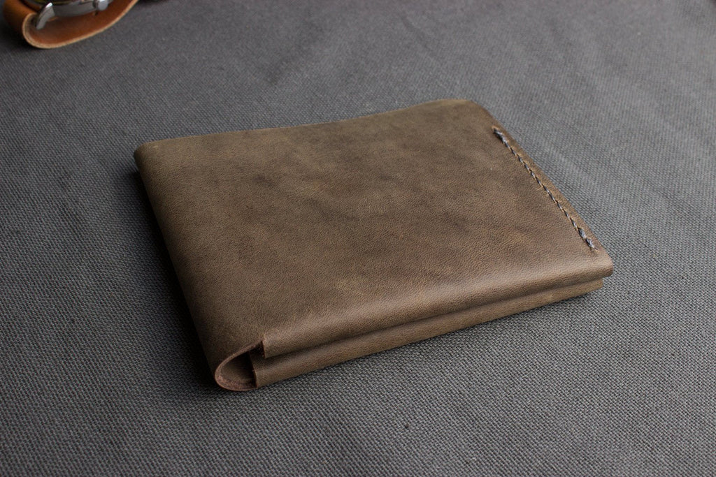 Buck Bifold Leather Wallet made of smooth cowhide leather with contrast stitching and six card slots