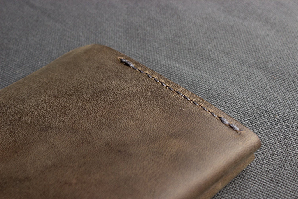 Buck Bifold Leather Wallet in smooth cowhide leather with contrast stitching and six card slots