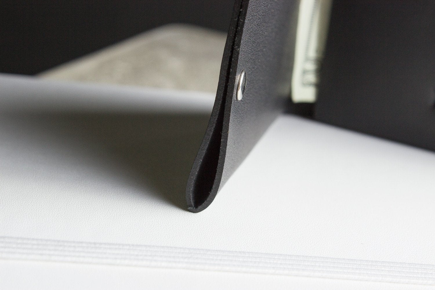 Unstitched leather twofold wallet made from vegetable-tanned cowhide with billfold and card slots