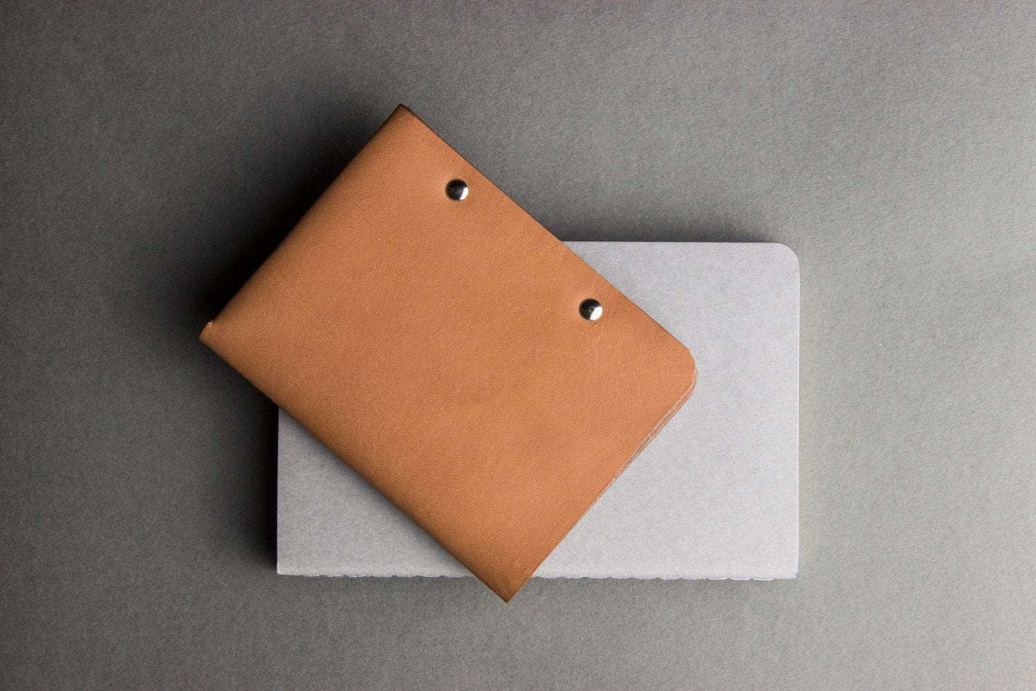 Unstitched leather twofold wallet made from vegetable-tanned cowhide with billfold compartment and card slots