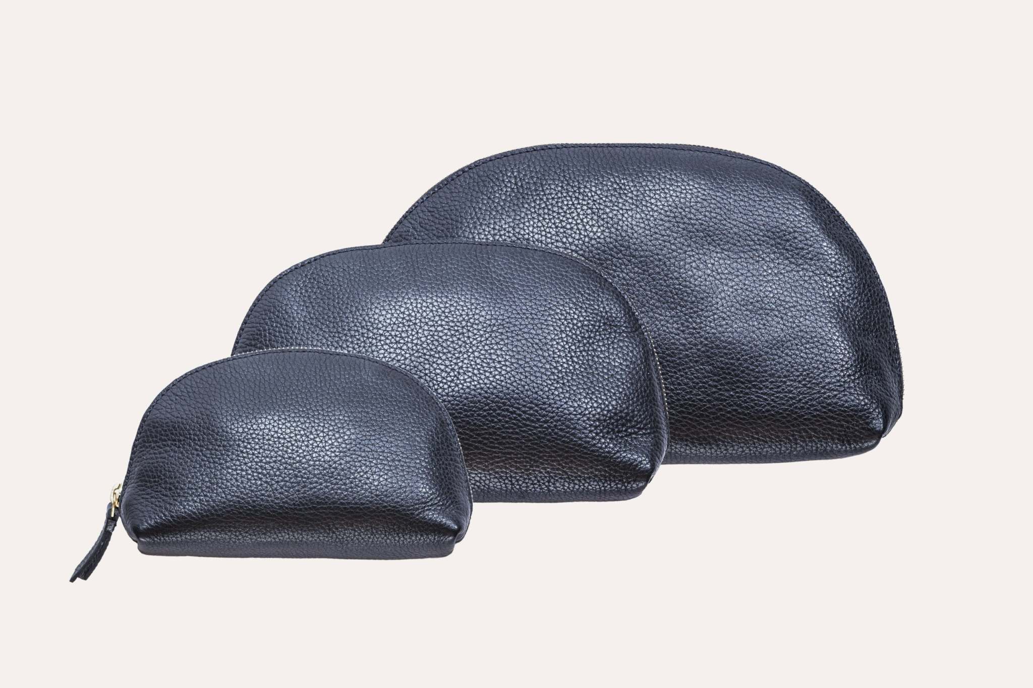 Medium travel case made of genuine pebble leather with zipper and internal pocket