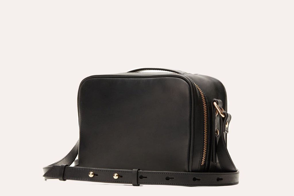 Boxed crossbody bag in genuine leather with top handle and adjustable shoulder strap