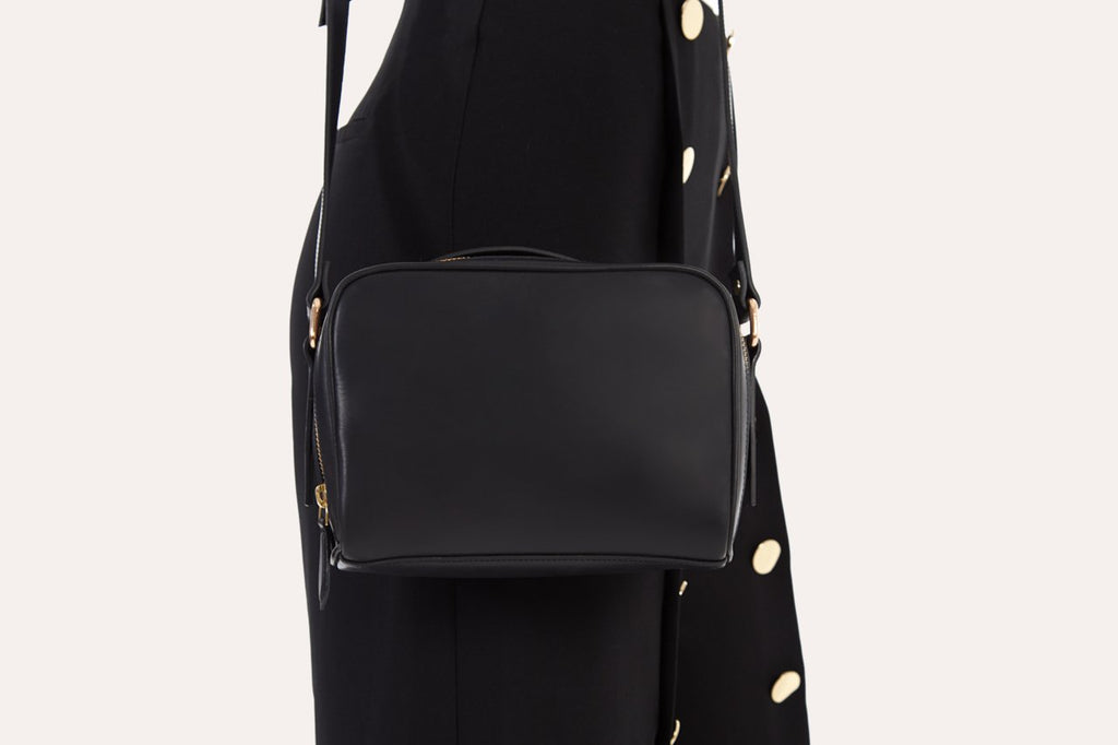 Boxed crossbody bag in genuine leather with top handle and adjustable shoulder strap