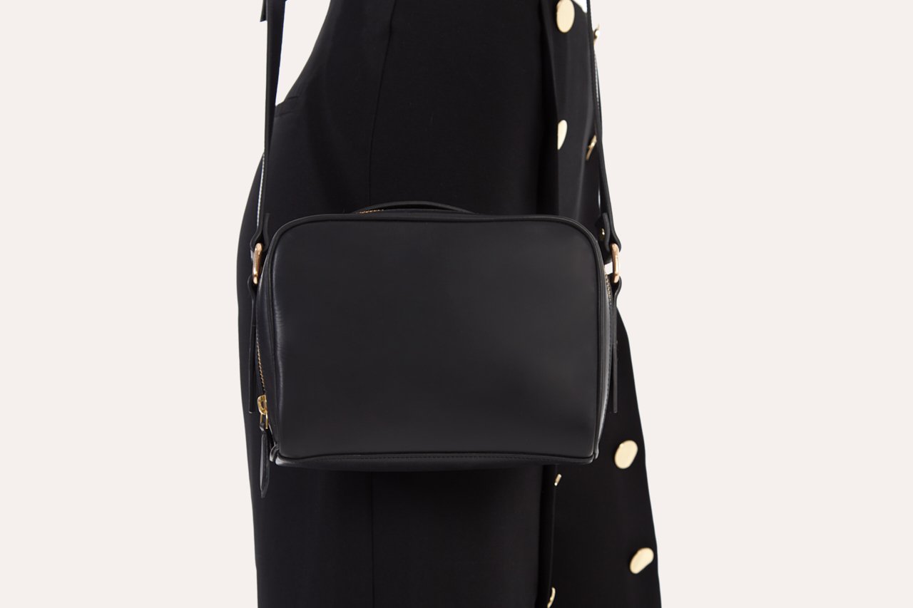 Boxed crossbody bag in genuine leather with top handle and adjustable shoulder strap