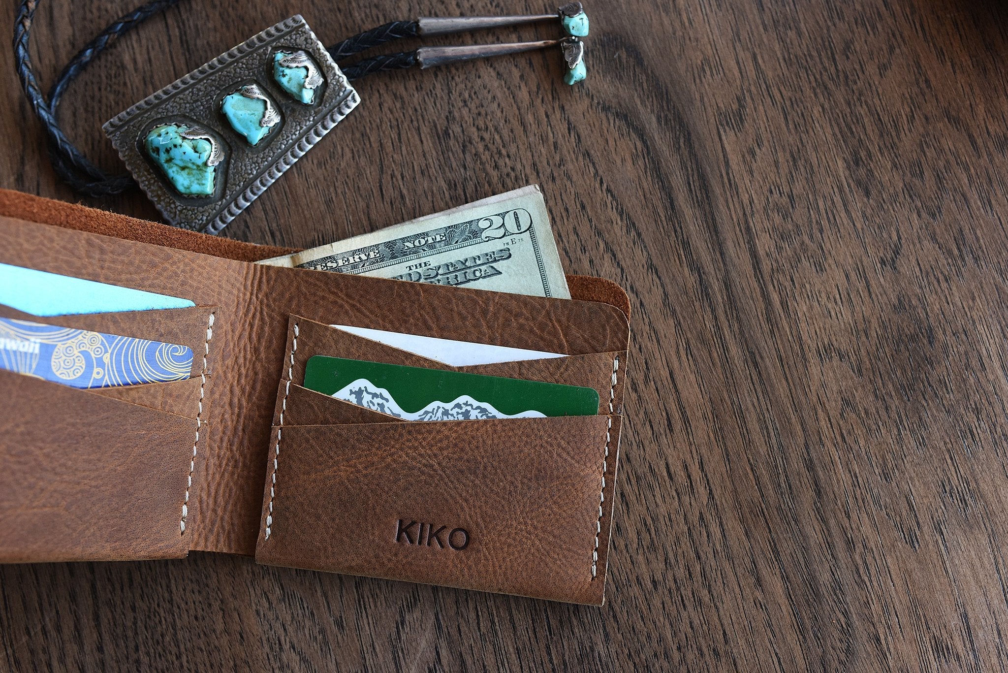 Buck Bifold Leather Wallet in smooth cowhide with contrast stitching and six card slots