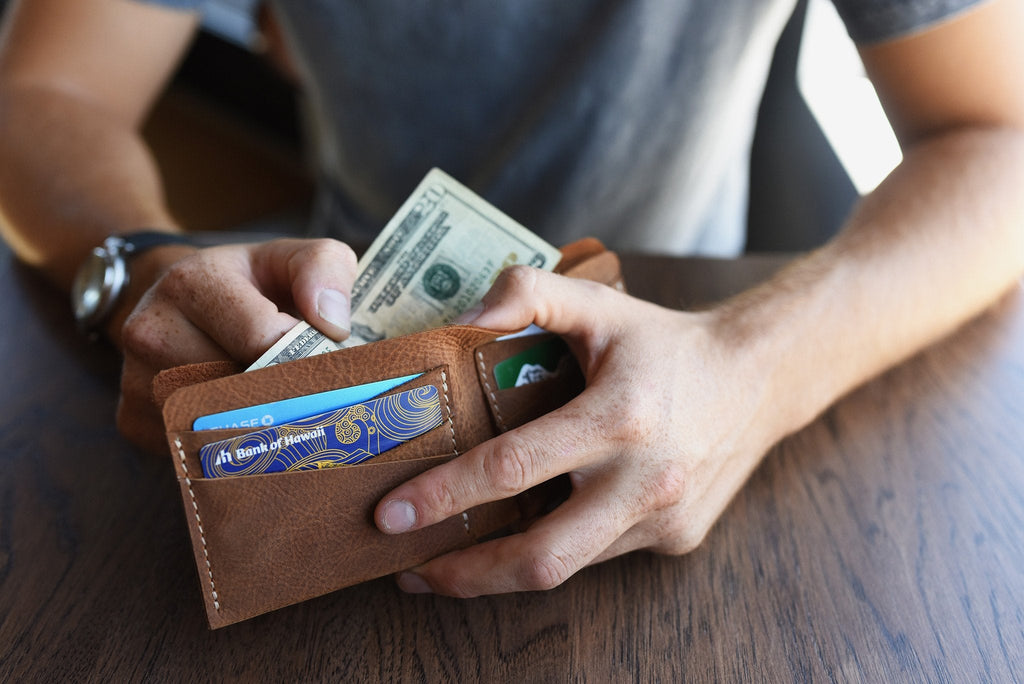 Buck Bifold leather wallet in smooth cowhide with contrast stitching and six card slots