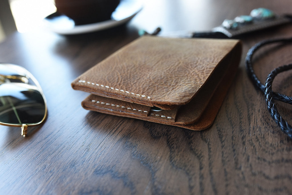 Buck Bifold Leather Wallet in smooth cowhide with contrast stitching and six card slots