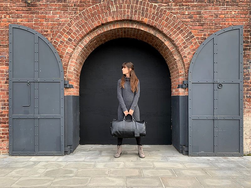 Endre Weekender Leather Duffle Bag in black leather with multiple compartments and adjustable shoulder strap