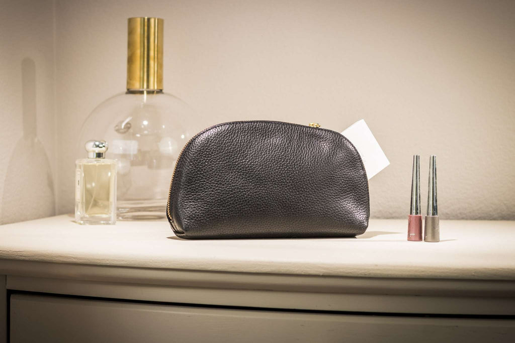 Medium travel case in genuine pebble leather with zipper and internal pocket, 5.75x9.25x2 inches