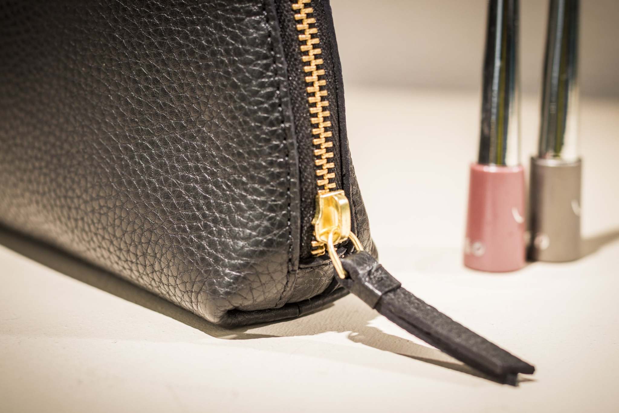 Medium genuine pebble leather travel case with zipper and internal pocket